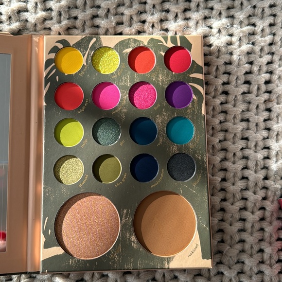 Eyeshadow palette - Picture 3 of 3